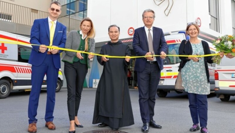 Vorstand Oliver Szmej, Landesrätin Juliane Bogner-Strauß, Prior Frater Antonius Nguyen, Landeshauptmann Christopher Drexler und Bürgermeisterin Elke Kahr (von links nach rechts). (Bild: Harry Schiffer)