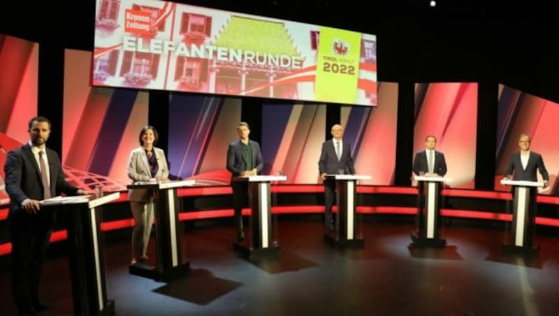 Georg Dornauer (SPÖ), Andrea Haselwanter-Schneider (Liste Fritz), Gebi Mair (Grüne), Anton Mattle (ÖVP), Markus Abwerzger (FPÖ) und Dominik Oberhofer (Neos) bei der „Krone“-Elefantenrunde. (Bild: Martin Jöchl)