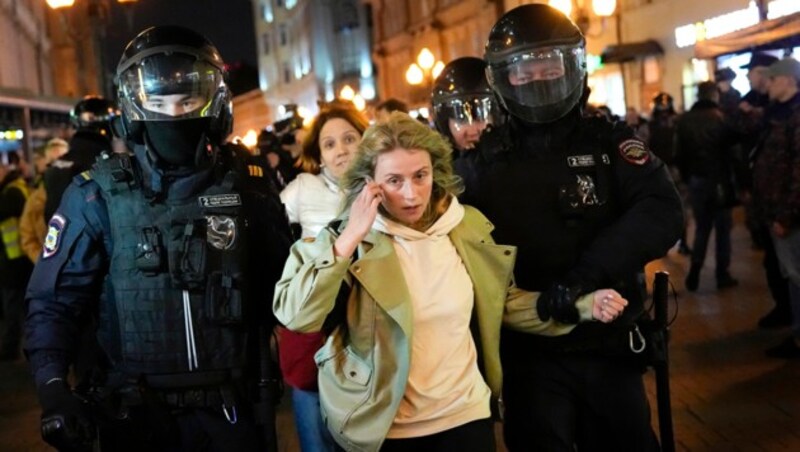 Protest gegen die Teilmobilisierung in Russland (Bild: AP/Alexander Zemlianichenko)