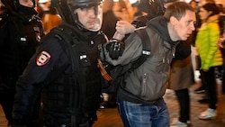 Einer von Hunderten abgeführten Demonstranten (Bild: APA/AFP/Alexander NEMENOV)