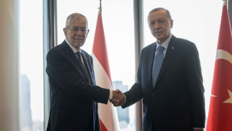 Bundespräsident Alexander Van der Bellen (links) bei einem Treffen mit dem türkischen Präsidenten Recep Tayyip Erdogan in New York (Bild: APA/HBF/PETER LECHNER)