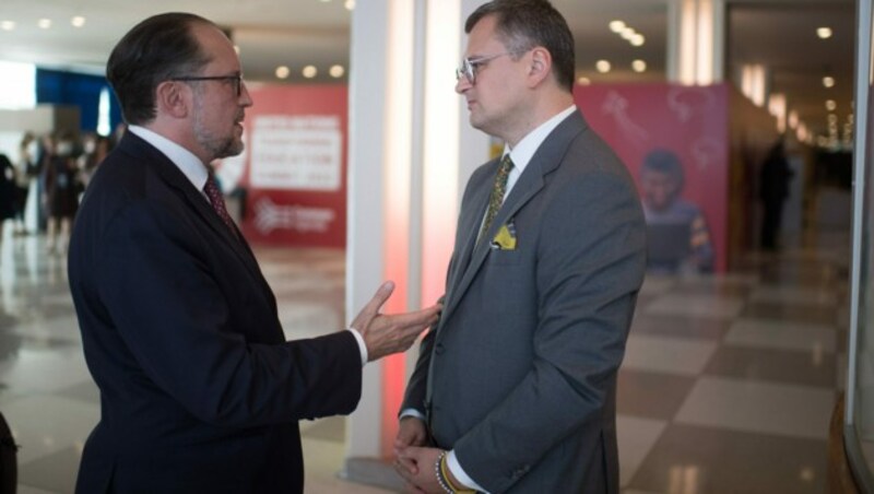 Österreichs Außenminister Alexander Schallenberg (li.) und sein ukrainischer Amtskollege Dmytro Kuleba in New York (Bild: APA/BMEIA/MICHAEL GRUBER)