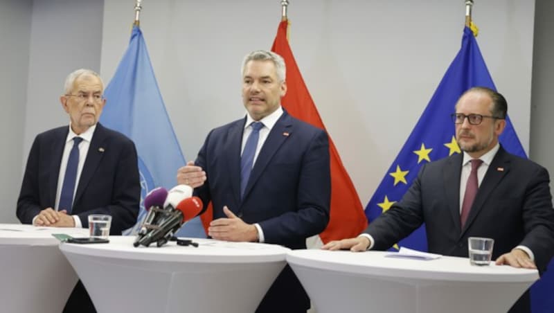 Bundespräsident Alexander Van der Bellen, Bundeskanzler Karl Nehammer und Außenminister Alexander Schallenberg (v.l.) (Bild: APA/BKA/DRAGAN TATIC)