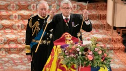 König Charles und der Lord Chamberlain Andrew Parker bei der Zeremonie in der St.-George‘s-Kapelle in Windsor Castle (Bild: APA/Photo by Joe Giddens/AFP)