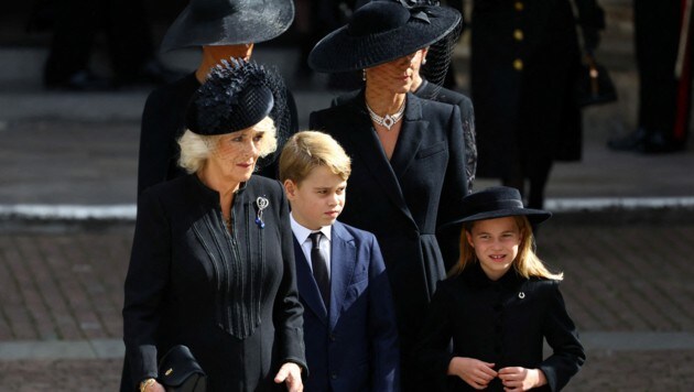 Queen Camilla mit Prinz George, Prinzessin Charlotte, Prinzessin Kate und Herzogin Meghan vor der Westminster Hall (Bild: APA/Photo by HANNAH MCKAY/AFP)