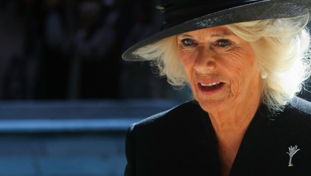 Camilla, die Queen Consort, verlässt die Kathedrale von St. Llandaff in Cardiff am 16. September 2022, nachdem sie an einem Gebets- und Gedenkgottesdienst für Königin Elizabeth II. teilgenommen hat. (Bild: APA/Photo by Geoff Caddick/AFP)