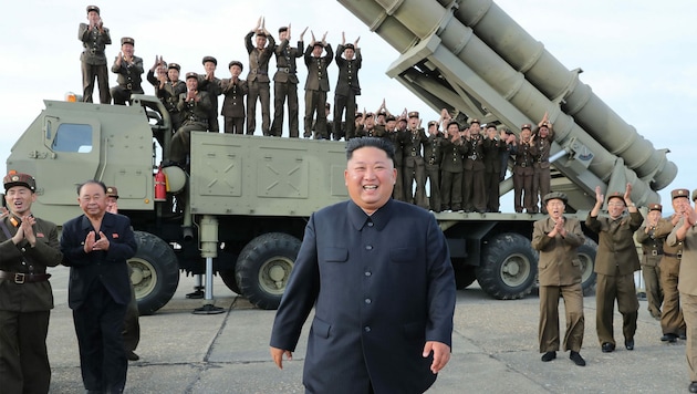 Nordkoreas Machthaber Kim Jong Un stellt stolz einen neuen Raketenwerfer vor. (Bild: AFP)