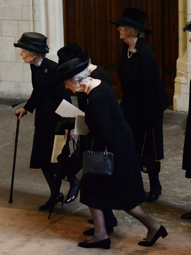 Die Hofdamen, unter ihnen Lady Susan Hussey, verabschieden sich in der Westminster Hall von Queen Elizabeth. (Bild: Mark Stewart / Camera Press / picturedesk.com)