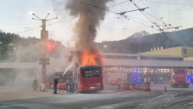 Die Rauchsäule war weithin sichtbar. (Bild: zeitungsfoto.at/Liebl Daniel)