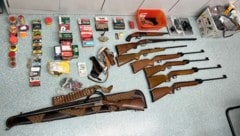 Ein ganzes Waffenarsenal fanden Polizisten im Haus eines Oststeirers. (Bild: LPD Steiermark)