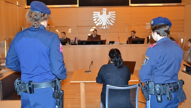 Eine 53-Jährige saß am Freitag in Leoben wegen Mordverdachts auf der Anklagebank. (Bild: Heinz Weeber)