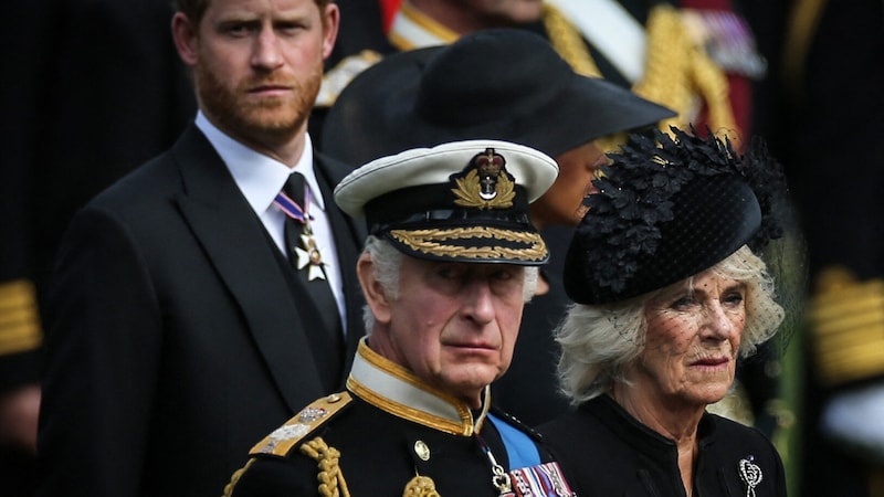 Prinz Harry und Herzogin Meghan mit König Charles und Königin Camilla beim Begräbnis von Queen Elizabeth im letzten Jahr (Bild: APA/Photo by ISABEL INFANTES/AFP)