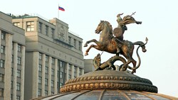 Eine Statue des Heiligen Georg, der von der orthodoxen Kirche als Groß- bzw. Erzmärtyrer verehrt wird, vor dem russischen Parlament (Bild: stock.adobe.com)