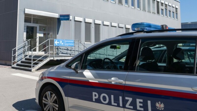 Am späten Mittwochabend kam der Verdächtige zur Polizeiinspektion am Innsbrucker Flughafen und gab an, einen Mord begangen zu haben. (Bild: Liebl Daniel/zeitungsfoto.at)