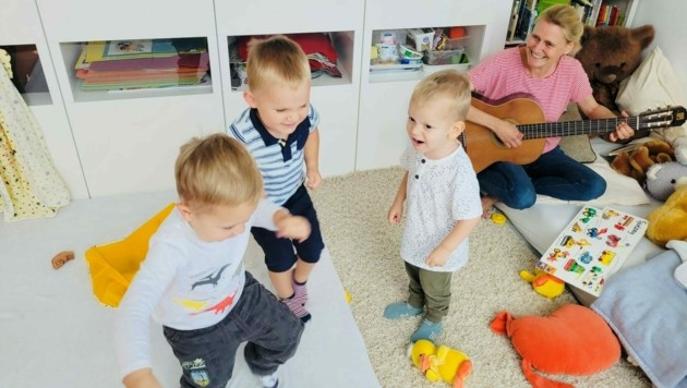 Incluso los niños más pequeños son animados individualmente, por ejemplo, jugando, pintando, haciendo manualidades, haciendo música y bailando.  (Imagen: Petra Klikovits)