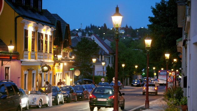 Sollen Straßenlaternen in der Nacht komplett ausgeschaltet werden? (Bild: Gerhard Bartel)