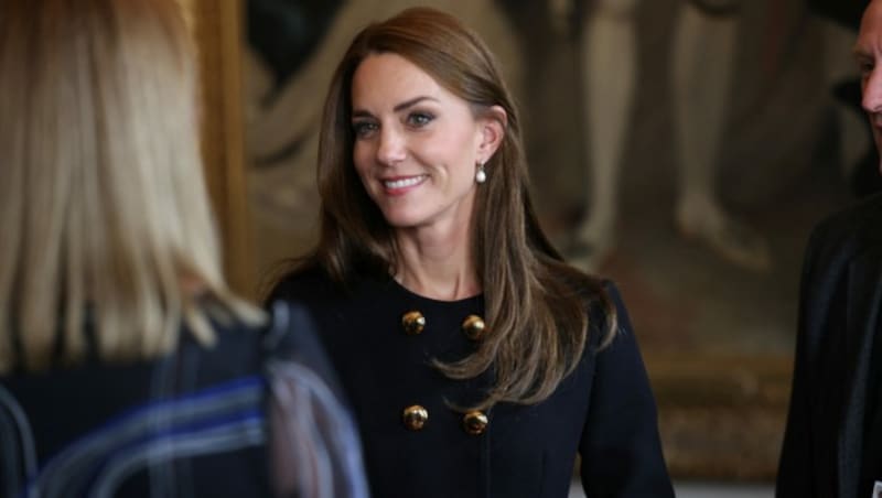 Kate, die Prinzessin von Wales, in der Guildhall Windsor im Gespräch mit Freiwilligen, die beim Begräbnis der Queen geholfen haben. (Bild: POOL / REUTERS / picturedesk.com)