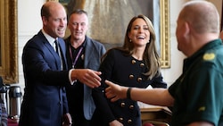 Prinz William und Prinzessin Kate danken Mitarbeitern von Schloss Windsor für ihre Arbeit beim Staatsbegräbnis für die Queen. (Bild: POOL / REUTERS / picturedesk.com)