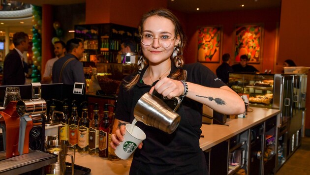 Dort wo früher die Trafik beheimatet war, ist nun am Palmenplatz ein helles, einladendes Starbucks Coffee House entstanden. (Bild: Dostal Harald)