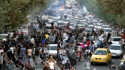 Die Proteste nach dem Tod von Masha Amini im Iran gehen weiter. Laut Medienberichten sollen mindestens 17 Menschen ums Leben gekommen sein. (Bild: AP)