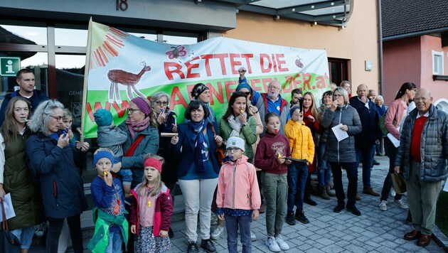 50 Adneter protestierten am Donnerstagabend gegen die Ausbaupläne (Bild: Tschepp Markus)