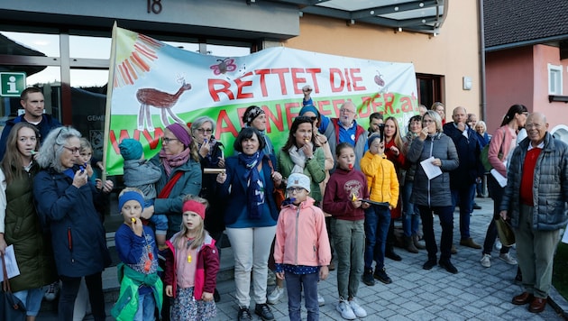 50 Adneter protestierten am Donnerstagabend gegen die Ausbaupläne (Bild: Tschepp Markus)