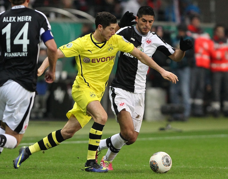 Robert Lewandowski (li.) und Carlos Zambrano (Bild: AFP)