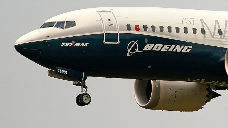 Die Boeing 737-Max war bereits – sogar in den USA – ein Jahr lang mit einem generellen Flugverbot belegt.  (Bild: AP)