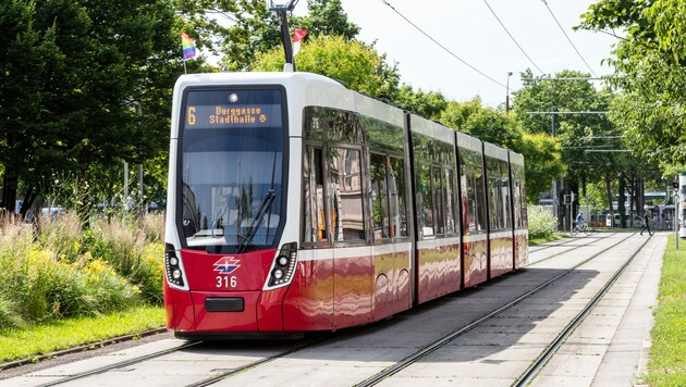 Straßenbahn-Nutzer sollen ab 2024 in Wien Pakete von einer Station zur nächsten mitnehmen können. (Bild: Wiener Linien/Manfred Helmer)