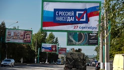 „Für immer mit Russland“, ist auf einer Werbetafel in Luhansk zu lesen. (Bild: AP)