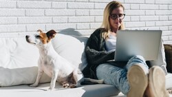 Größter Vorteil des Homeoffice ist laut Umfrage die Zeitersparnis durch den Wegfall des Arbeitsweges. (Bild: foxyburrow - stock.adobe.com)