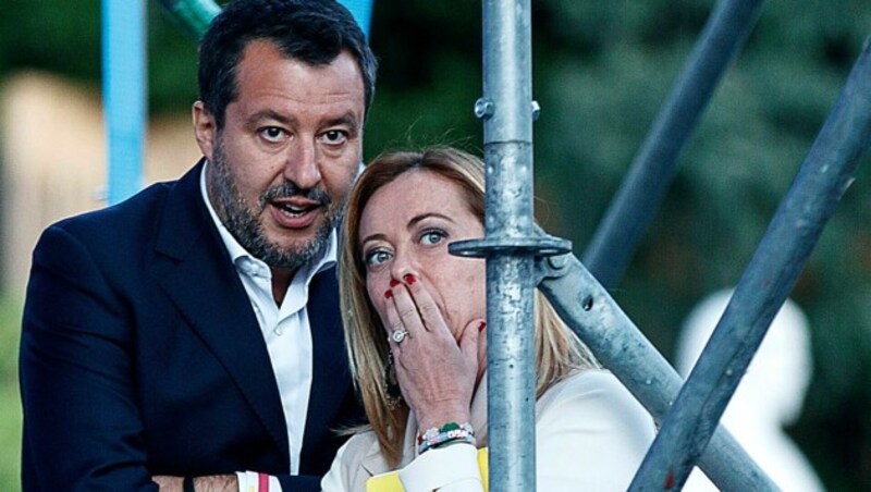 Die Aufnahmen vom Begräbnis könnten der rechten Allianz von Matteo Salvini und Giorgia Meloni schaden. (Bild: AP)