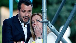 Die Aufnahmen vom Begräbnis könnten der rechten Allianz von Matteo Salvini und Giorgia Meloni schaden. (Bild: AP)