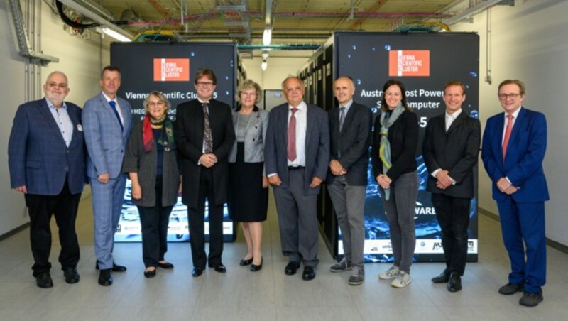 Wissenschaftsminister Martin Polaschek (4.v.l.) mit der „VSC-Familie“ vor dem neuen Supercomputer. (Bild: Matthias Heisler/TU Wien)