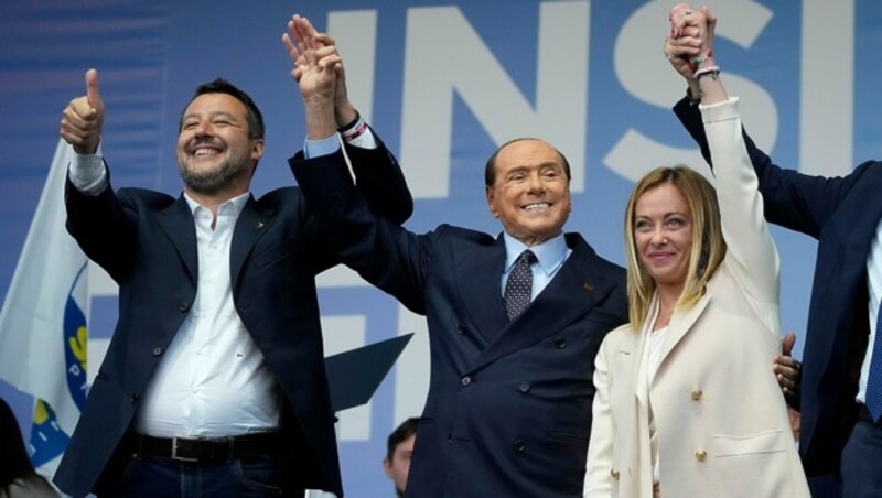 Matteo Salvini, Silvio Berlusconi und Giorgia Meloni strahlen bei einer gemeinsamen Wahlkampfveranstaltung um die Wette. (Bild: AP)