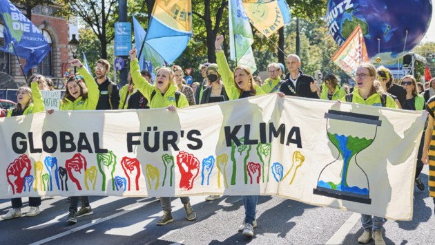 20.000 Teilnehmende sind am Freitag in sieben Landeshauptstädten in ganz Österreich den Aufruf von Fridays For Future (FFF) gefolgt und haben am elften globalen Klimastreik teilgenommen. (Bild: APA/KLAUS TITZER)