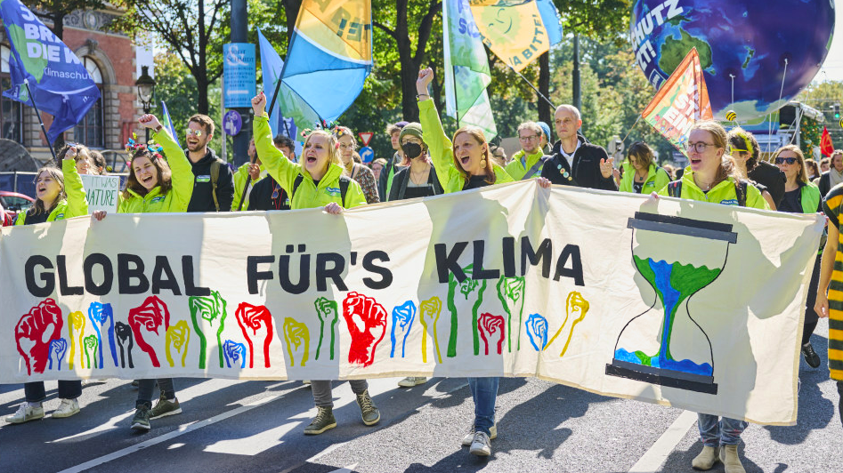 20.000 Teilnehmende sind am Freitag in sieben Landeshauptstädten in ganz Österreich den Aufruf von Fridays For Future (FFF) gefolgt und haben am elften globalen Klimastreik teilgenommen. (Bild: APA/KLAUS TITZER)
