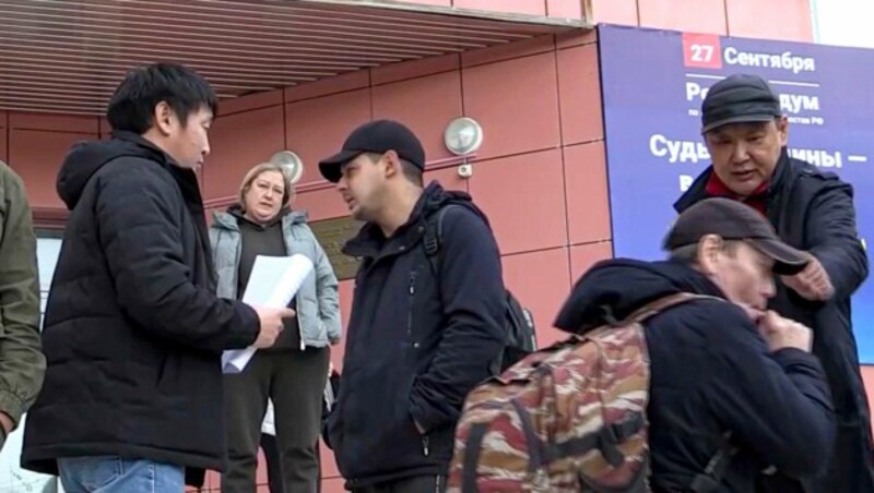 Russische Wehrpflichtige versammeln sich vor einem Zentrum in Jakutsk. (Bild: AP)