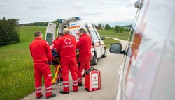Ob Profi-Sanis oder Zivildiener zu einem Unfall anrücken, ist dem Zufall überlassen. (Bild: Österreichisches Rotes Kreuz)