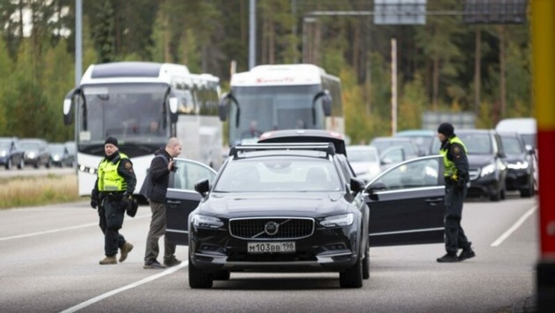 Staus an der russisch-finnischen Grenze (Grenzübergang Vaalimaa) (Bild: Lehtikuva/APA/AFP)