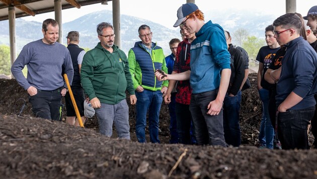 Gemeinsam mit Schülern startete man die Kompostierung (Bild: Stadt Lienz/Brunner Images)