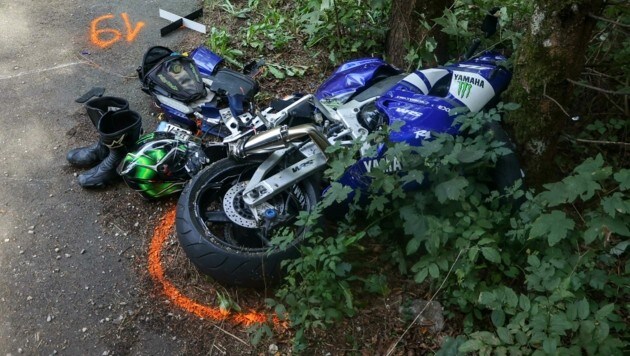 Das Motorrad wurde bei dem Crash in mehrere Teile zerrissen (Bild: Pressefoto Scharinger © Daniel Scharinger)
