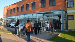 In Jennersdorf bildete sich bereits kurz nach Öffnen des Wahllokals eine Schlange. (Bild: Alexandra Bäck)