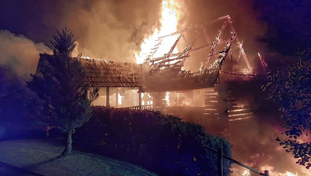 Das Nebengebäude eines Jagdhauses im Ortsteil Krumau brannte lichterloh (Bild: FF Admont)
