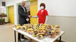 Caritas-Präsident Michael Landau bei der Essensausgabe in Wien (Bild: Gerhard Bartel)