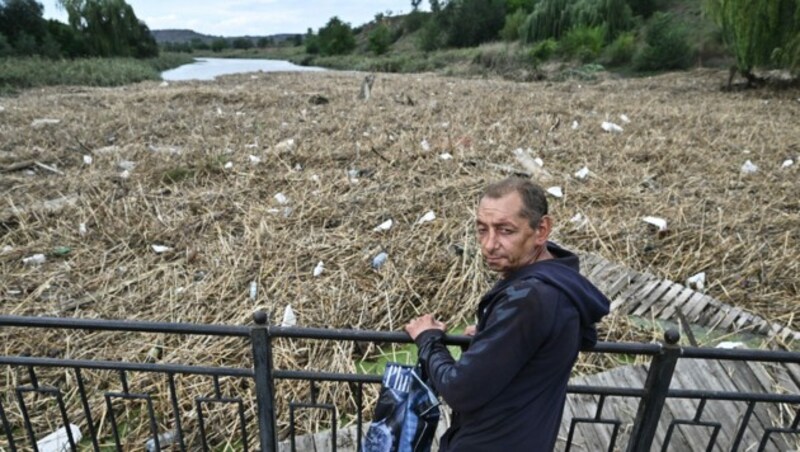 Dieses am 16. September 2022 aufgenommene Foto zeigt Trümmer, die von den Fluten in die Stadt Kryvyi Rih getragen wurden, wo Dutzende von Häusern überflutet wurden, nachdem ein russischer Angriff am 14. September einen Damm flussaufwärts beschädigt hatte. (Bild: APA/AFP/Genya SAVILOV)