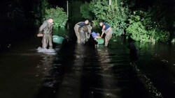Retter helfen Menschen bei der Evakuierung aus einem überfluteten Gebiet, nachdem ein russischer Raketenangriff den Damm und eine nahe gelegene Pumpstation in Kryvyi Rih getroffen und beschädigt hatte. (Bild: ASSOCIATED PRESS)