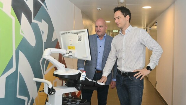 Ultraschallgerät ist schon geliefert: Dr. Johannes Schaffer mit seinem neuen „Vermieter“, AK-Präsident Markus Wieser. (Bild: Molnar Attila)