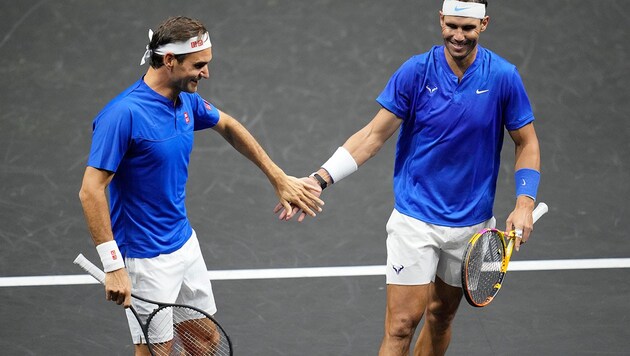 Rafael Nadal (re.) und Roger Federer (Bild: AP)