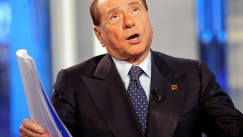 FILE PHOTO: Italy's former Prime Minister Silvio Berlusconi gestures as he attends television talk show "Porta a Porta" (Door to Door) in Rome, Italy, November 30, 2016. REUTERS/Remo Casilli/File Photo (Bild: REUTERS)